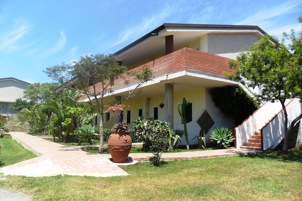Foto van Vakantiehuis aan het strand in Ricadi - Vakantiehuis in Ricadi - ExteriorSummer
