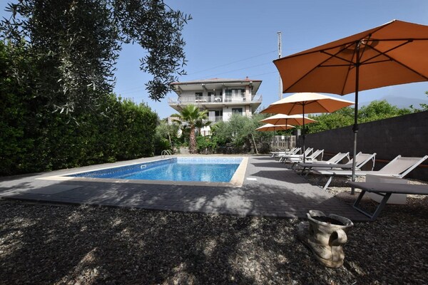 Foto van Villa met uitzicht op de Etna, tuin en zwembad - Vakantiehuis in Santa Venerina - PoolOfHouse