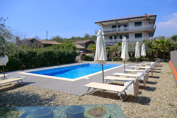 Foto van Villa met uitzicht op de Etna, tuin en zwembad - Vakantiehuis in Santa Venerina - PoolOfHouse