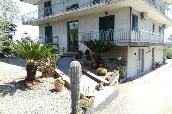 Foto van Villa met uitzicht op de Etna, tuin en zwembad - Vakantiehuis in Santa Venerina - ExteriorSummer