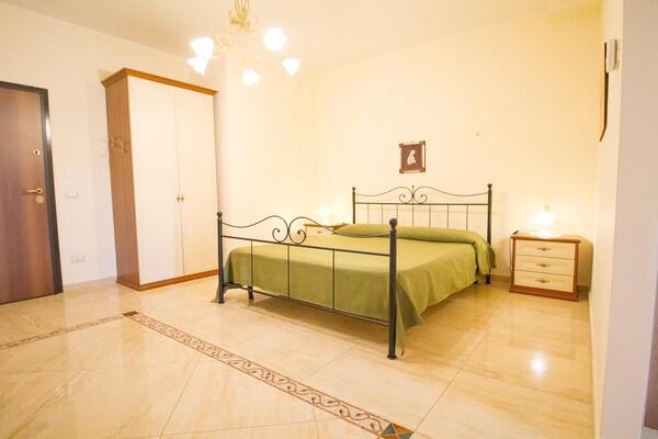 Foto van Appartement met panoramisch uitzicht op zee - Vakantiehuis in Trecastagni - BedRoom