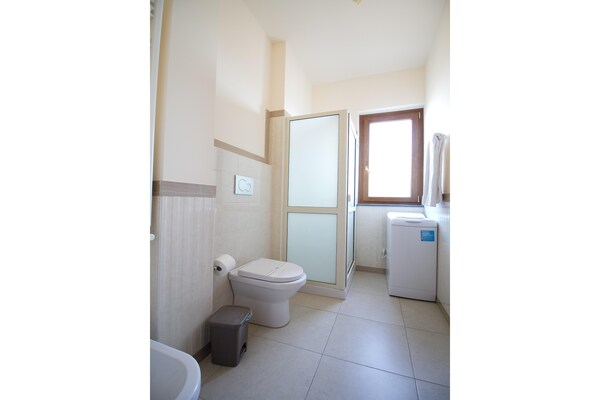 Foto van Appartement met panoramisch uitzicht op zee - Vakantiehuis in Trecastagni - BathRoom