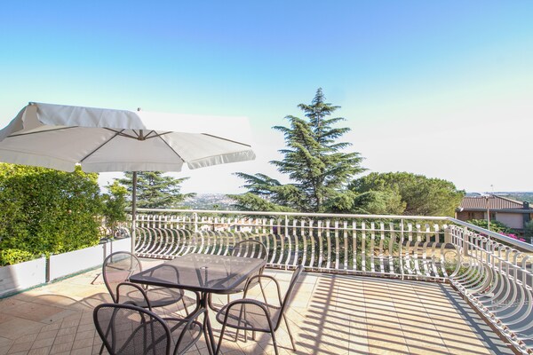 Foto van Appartement met panoramisch uitzicht op zee - Vakantiehuis in Trecastagni - TerraceBalcony