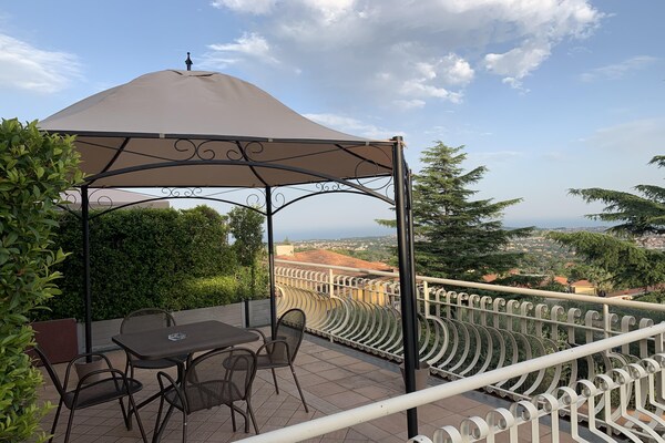 Foto van Appartement met panoramisch uitzicht op zee - Vakantiehuis in Trecastagni - TerraceBalcony