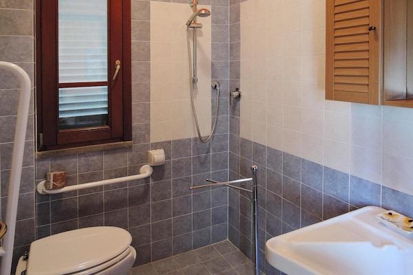 Foto van Appartement in Vinci met zwembad & wellness - Vakantiehuis in Pinete Fucecchio - BathRoom
