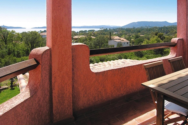 Foto van Appartement in Pinarellu bij Strand en Zwembad - Vakantiehuis in Marine de Pinarello - TerraceBalcony