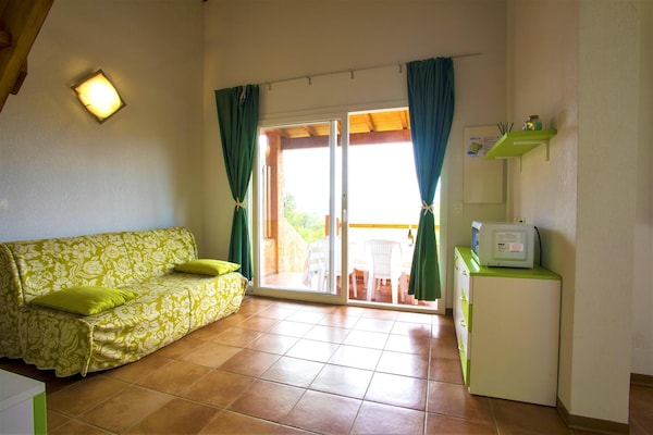 Foto van Appartement in Pinarellu bij Strand en Zwembad - Vakantiehuis in Marine de Pinarello - LivingRoom