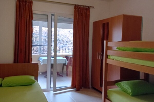 Foto van Beachfront Sunset Apartments Sutomore - Classic Studio Apartment with Mountain View and Loggia - BedRoom