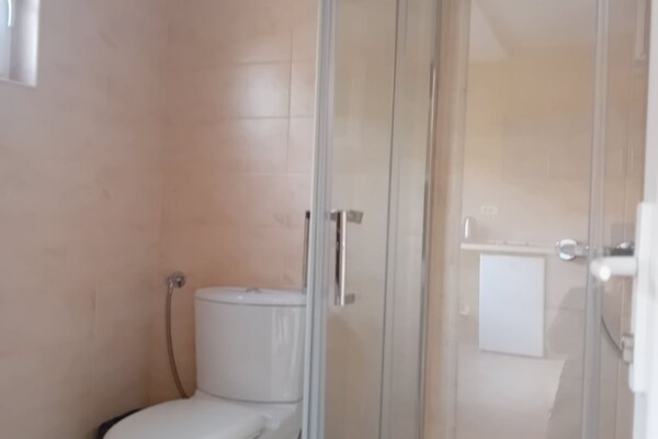 Foto van Beachfront Sunset Apartments Sutomore - Classic Studio Apartment with Mountain View and Loggia - BathRoom