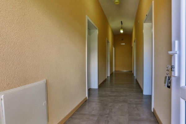 Foto van Beachfront Sunset Apartments Sutomore-ClassicStdio - Indoor