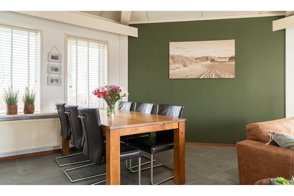 Foto van Vakantiehuis op Ameland bij Golfbaan - Vakantiehuis in Hollum - DiningRoom