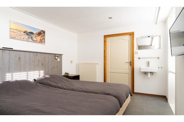 Foto van Vakantiehuis op Ameland bij Golfbaan - Vakantiehuis in Hollum - BedRoom