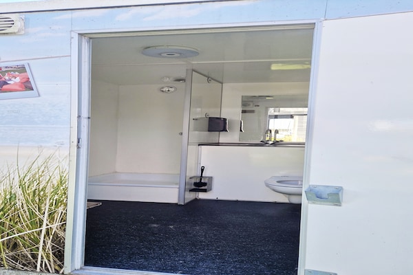 Foto van Bolderwagen voor kleine stelletjes aan het meer - Vakantiehuis in Almere - BathRoom