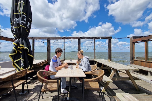 Foto van Bolderwagen voor kleine stelletjes aan het meer - Vakantiehuis in Almere - TerraceBalcony
