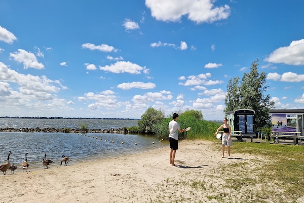 Foto van Bolderwagen voor kleine stelletjes aan het meer - Vakantiehuis in Almere - AreaSummer1KM