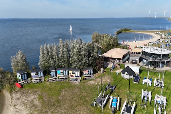 Foto van Bolderwagen voor kleine stelletjes aan het meer - Vakantiehuis in Almere - AreaSummer1KM