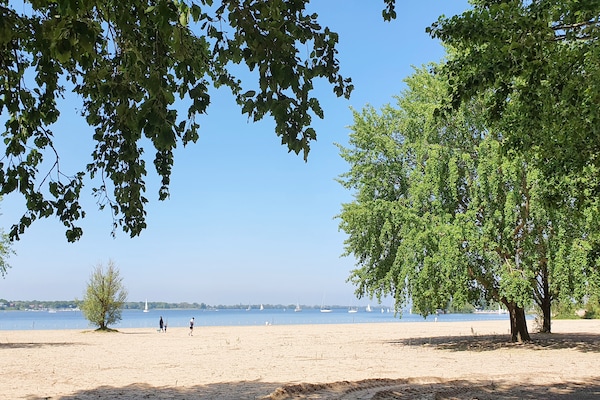 Foto van Bolderwagen voor kleine stelletjes aan het meer - Vakantiehuis in Almere - AreaSummer1KM