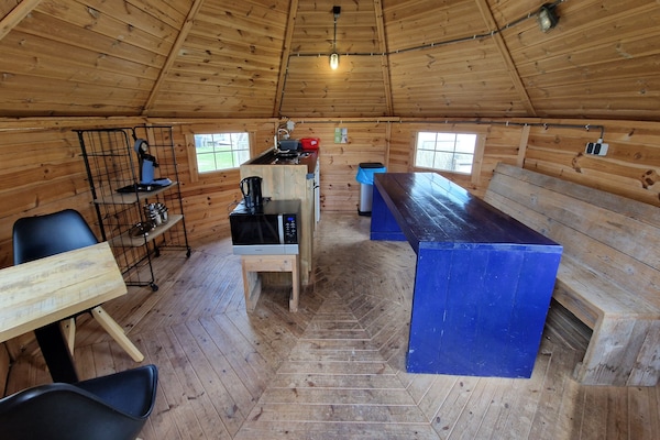 Foto van Bolderwagen voor kleine stelletjes aan het meer - Vakantiehuis in Almere - LivingRoom