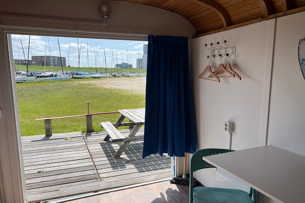 Foto van Bolderwagen voor kleine stelletjes aan het meer - Vakantiehuis in Almere - TerraceBalcony