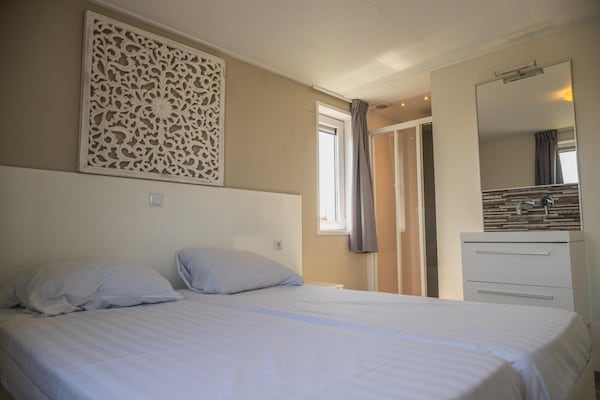 Foto van Modern vakantiehuis met sauna - Vakantiehuis in West-Graftdijk - BedRoom