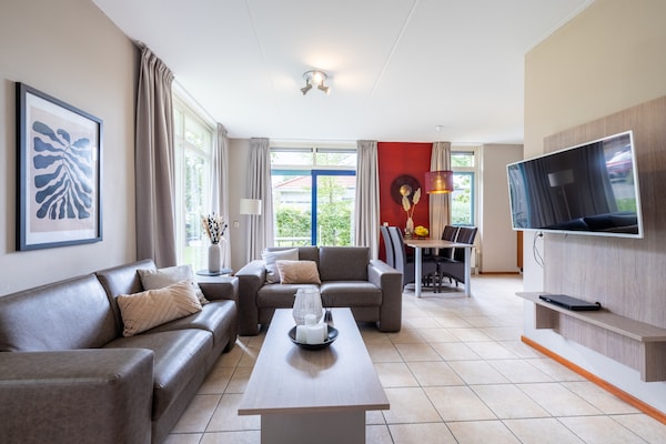 Foto van Vakantiewoning in Andijk met eigen vissteiger - Vakantiehuis in Andijk - LivingRoom