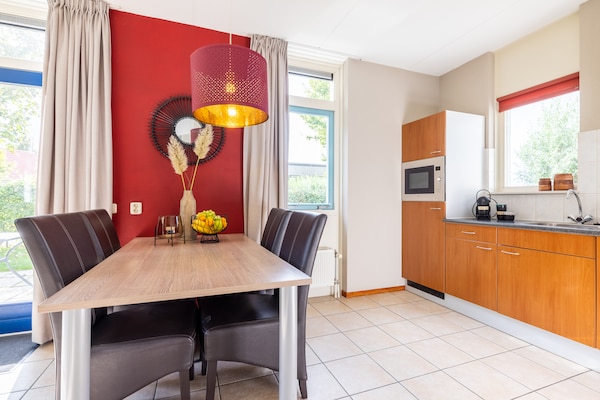 Foto van Vakantiewoning in Andijk met eigen vissteiger - Vakantiehuis in Andijk - DiningRoom