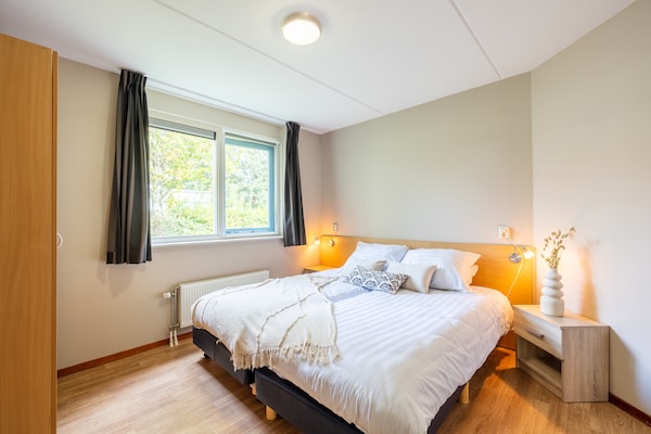 Foto van Vakantiewoning in Andijk met eigen vissteiger - Vakantiehuis in Andijk - BedRoom