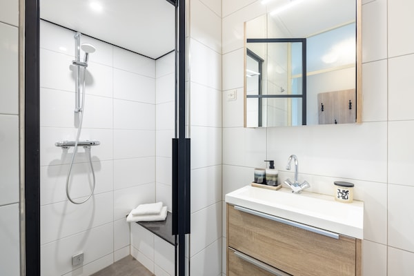 Foto van Vakantiewoning in Andijk met eigen vissteiger - Vakantiehuis in Andijk - BathRoom