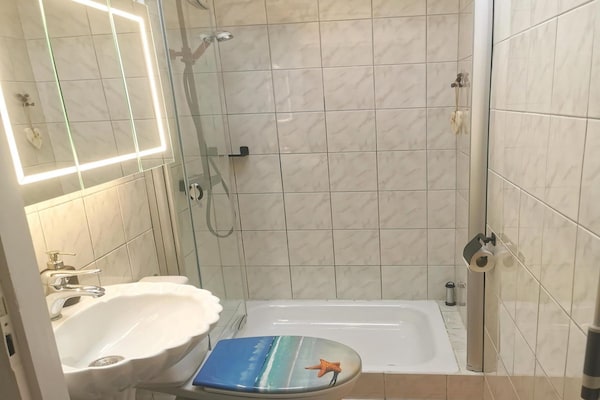 Foto van Uitnodigende bungalow met privétuin - Vakantiehuis in Sint Maartenszee - BathRoom