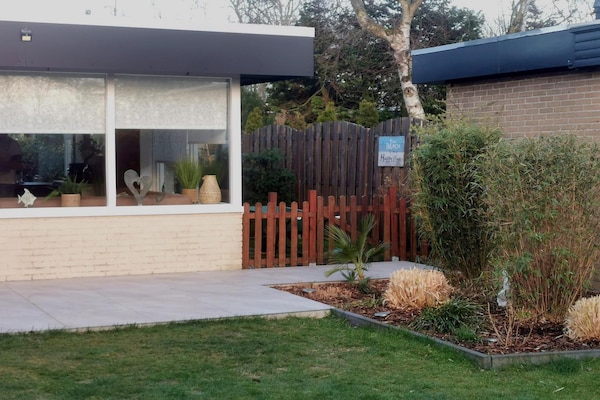 Foto van Uitnodigende bungalow met privétuin - Vakantiehuis in Sint Maartenszee - ExteriorSummer