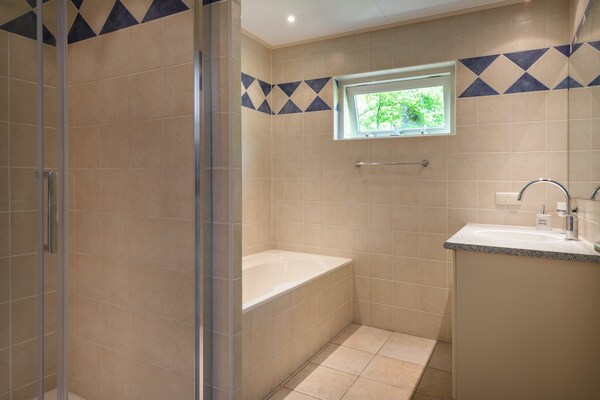 Foto van Bungalow in Noord-Holland bij Noordzeekust - Vakantiehuis in St. Maartenszee - BathRoom