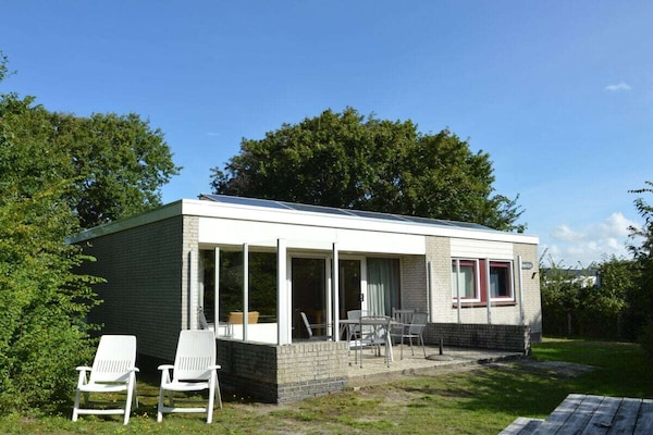 Foto van Bungalow in Den Burg met zwembad - Vakantiehuis in Den Burg - Untagged