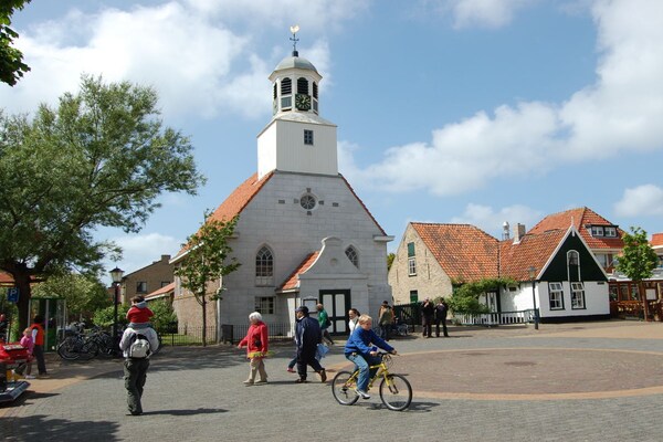 Foto van Bungalow in Den Burg met zwembad - Vakantiehuis in Den Burg - Untagged