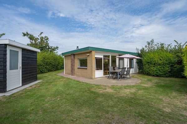 Foto van Bungalow in Den Burg met zwembad - Vakantiehuis in Den Burg - Untagged