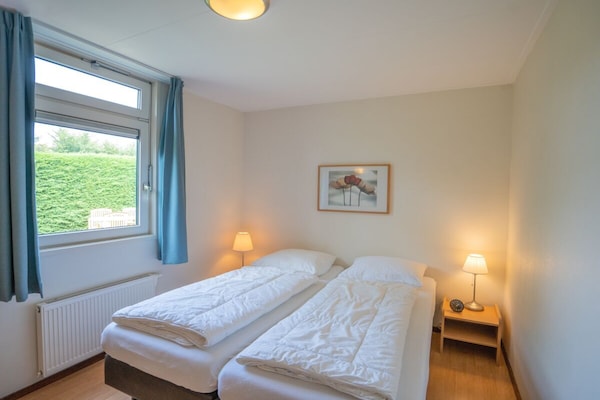Foto van Bungalow in Den Burg met zwembad - Vakantiehuis in Den Burg - Untagged