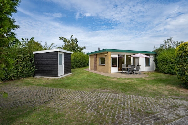 Foto van Bungalow in Den Burg met zwembad - Vakantiehuis in Den Burg - Untagged