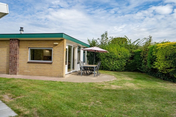 Foto van Bungalow in Den Burg met zwembad - Vakantiehuis in Den Burg - Untagged