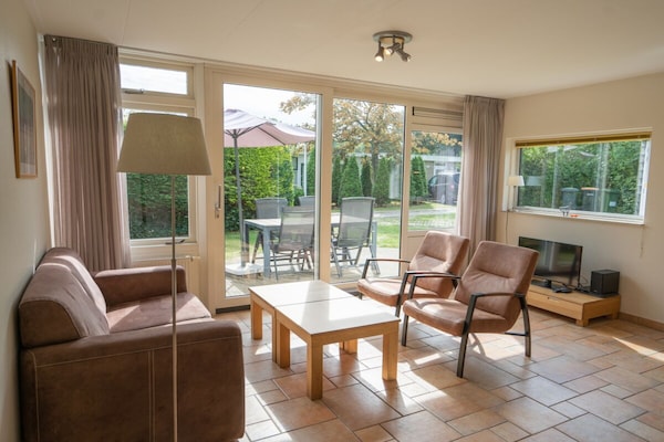 Foto van Bungalow in Den Burg met zwembad - Vakantiehuis in Den Burg - Untagged