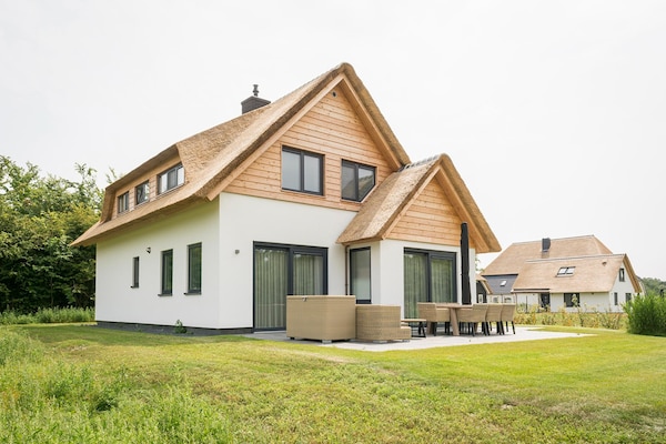 Foto van Moderne villa met een privéterras in De Cocksdorp - ExteriorSummer