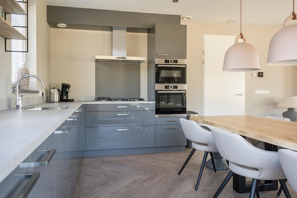 Foto van Moderne villa met een privéterras in De Cocksdorp - Kitchen