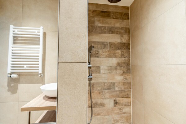 Foto van Comfortabel en modern ingericht 4-persoons appartement - BathRoom