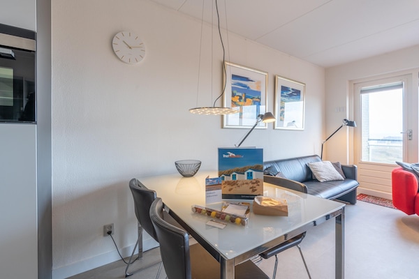 Foto van 4 Persoons appartement met zeezicht - Vakantiehuis in De Koog - DiningRoom