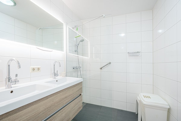 Foto van 4 Persoons appartement met zeezicht - Vakantiehuis in De Koog - BathRoom