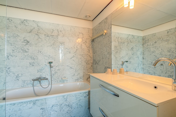 Foto van 2 persoons zeezicht appartement - Vakantiehuis in De Koog - BathRoom