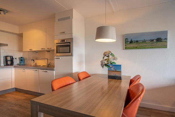 Foto van 4 Persoons appartement met zeezicht - Vakantiehuis in De Koog - DiningRoom