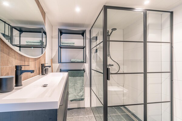 Foto van Comfortabel en modern ingericht 4-persoons appartement - BathRoom