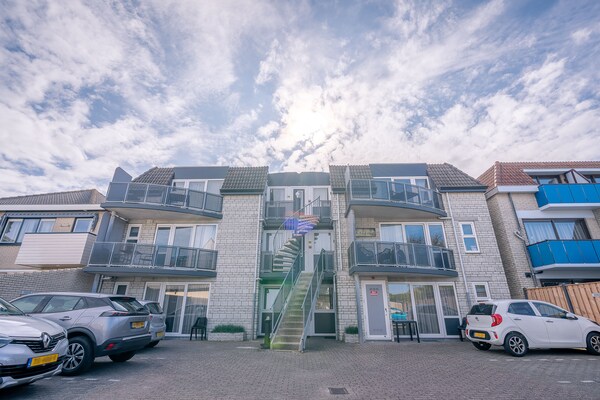 Foto van Fijn huisdier vriendelijk appartement nabij het centrum van De Koog - ExteriorSummer