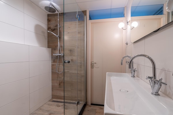 Foto van 2 Persoons appartement met zeezicht - Vakantiehuis in De Koog - BathRoom