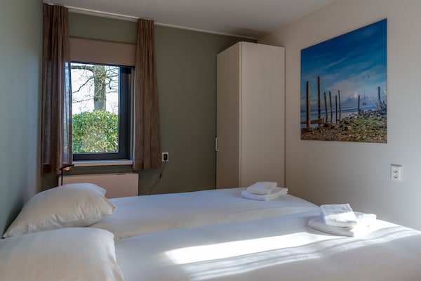Foto van Bungalow voor 4 personen nabij de duinen van Texel - BedRoom