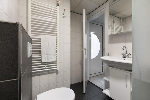 Foto van 6-Persoons Comfort Bungalow met Sauna. - Vakantiehuis in Kootwijk - BathRoom